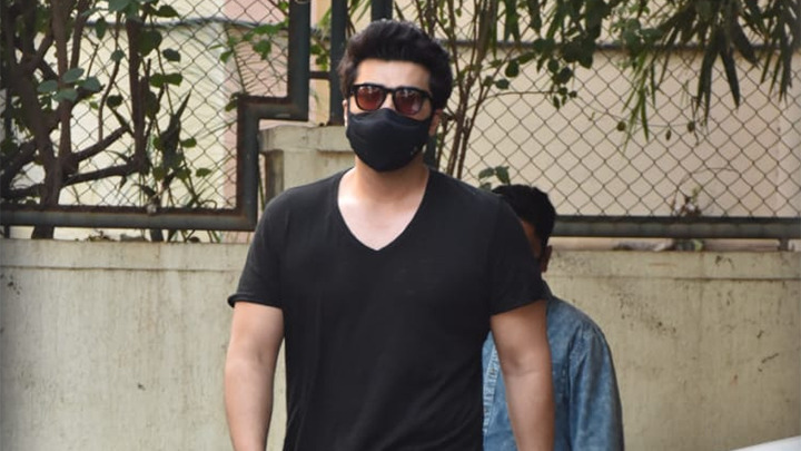 SPOTTED: Arjun Kapoor & Hrithik Roshan at Juhu