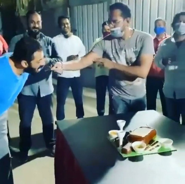 Salman Khan celebrates bodyguard's birthday but skips eating cake, watch video 