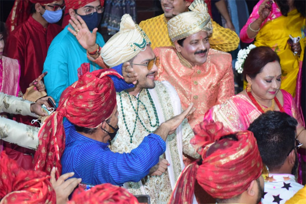 PICS: Aditya Narayan’s baraat make their way to the venue in style as the singer is all set to tie the knot to Shweta Agarwal