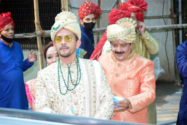 PICS: Aditya Narayan’s baraat make their way to the venue in style as the singer is all set to tie the knot to Shweta Agarwal