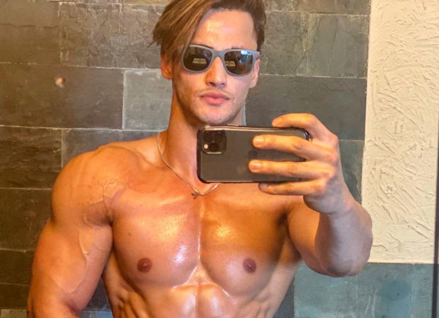 Asim Riaz flaunts his abs in his latest shirtless mirror selfie