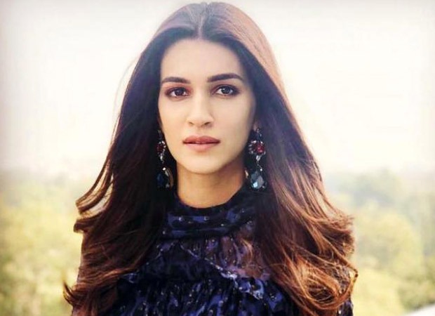 Kriti Sanon dances with a traditional Rajasthani dancer on the sets of Bachchan Pandey