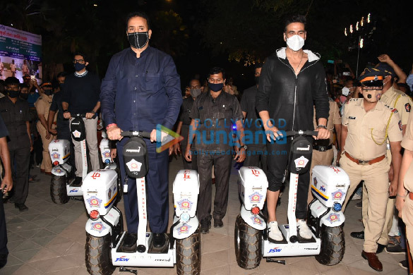 photos akshay kumar graces the launch of segways for mumbai police patrolling1 2