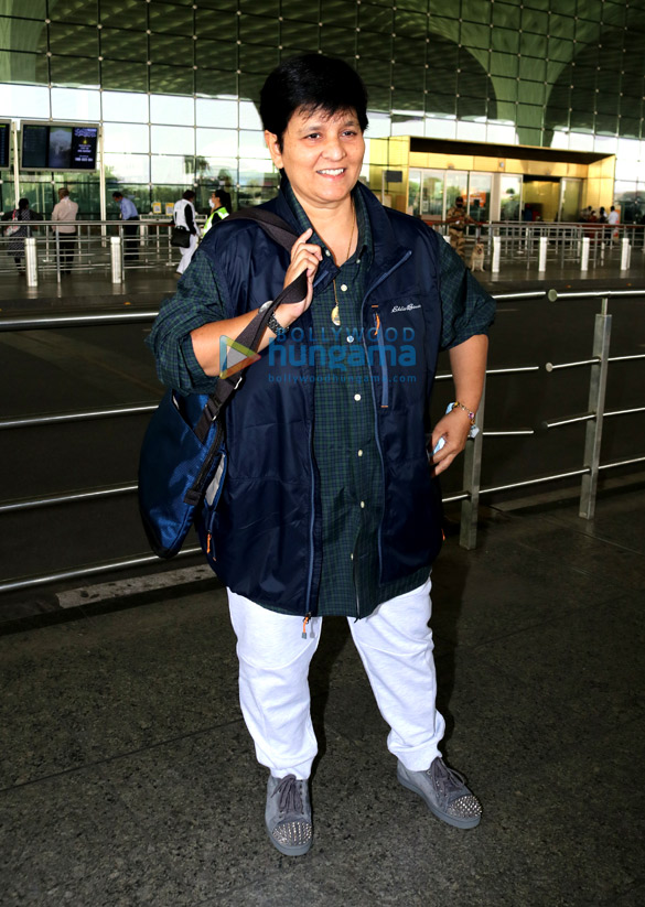 photos alia bhatt and falguni pathak snapped at the airport 2