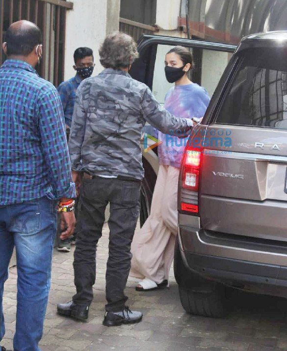 photos alia bhatt snapped at a studio in mumbai 3