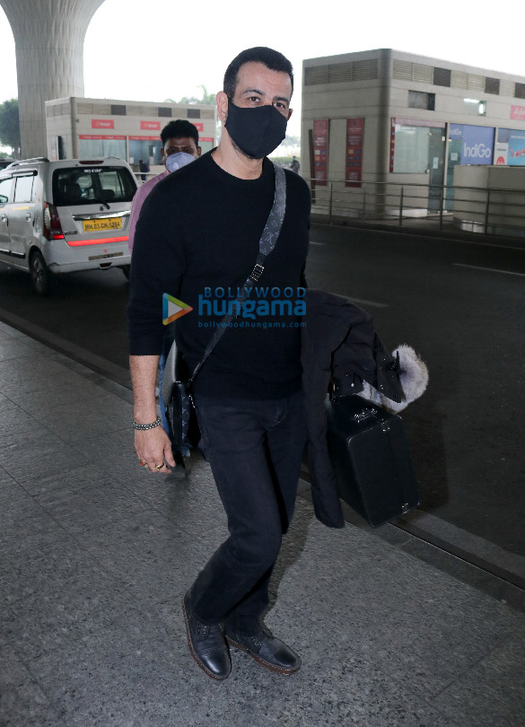 photos ayushmann khurrana urvashi dholakia and ronit roy snapped at the airport 3