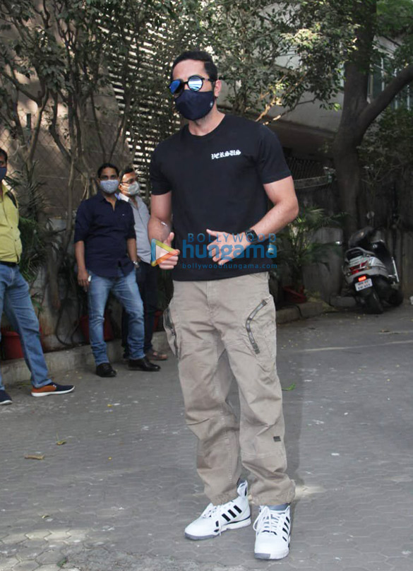 photos ayushmann khurrana snapped at a skincare clinic in santacruz 4