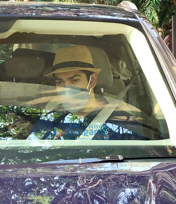 photos david dhawan and family leave for varun dhawans wedding in alibaug 2