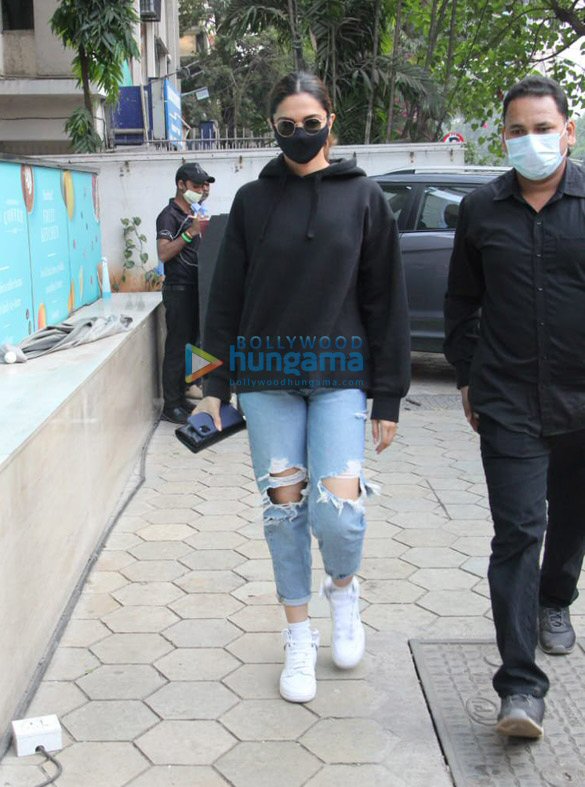 photos deepika padukone snapped at foodhall 3