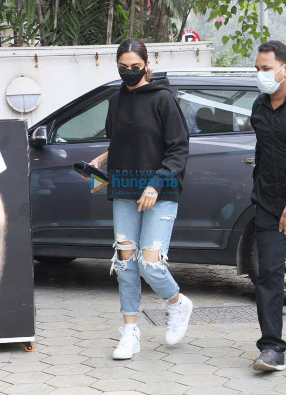 photos deepika padukone snapped at foodhall 4