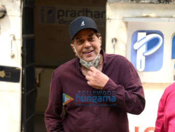 Photos: Dharmendra snapped at a dental clinic in Juhu