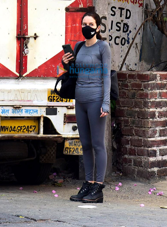 photos dia mirza and isabel kaif spotted in bandra 1