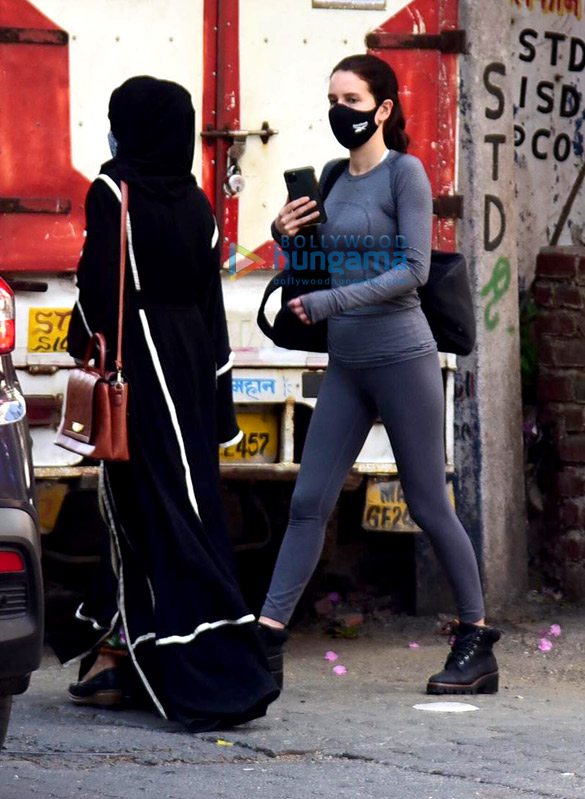 photos dia mirza and isabel kaif spotted in bandra 3