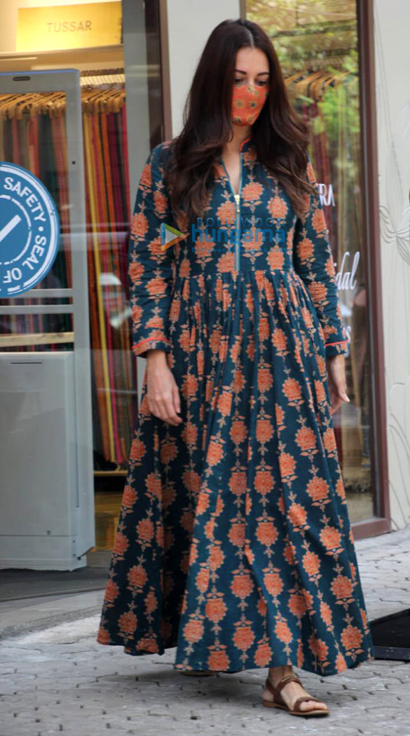photos dia mirza spotted in bandra 2