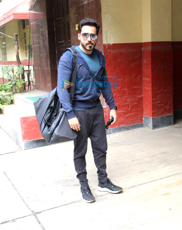 photos emraan hashmi spotted in bandra 3