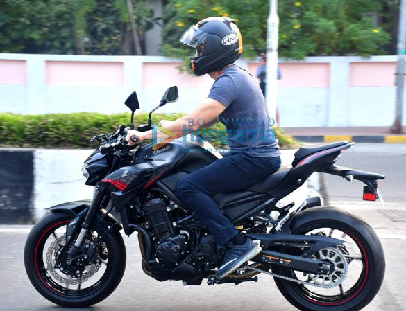 photos emraan hashmi spotted riding his bike at carter road 1