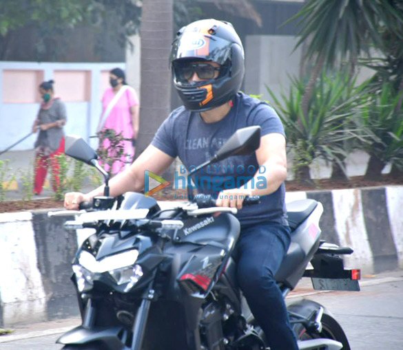 photos emraan hashmi spotted riding his bike at carter road 3