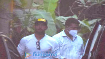 Photos: Hrithik Roshan snapped in Juhu