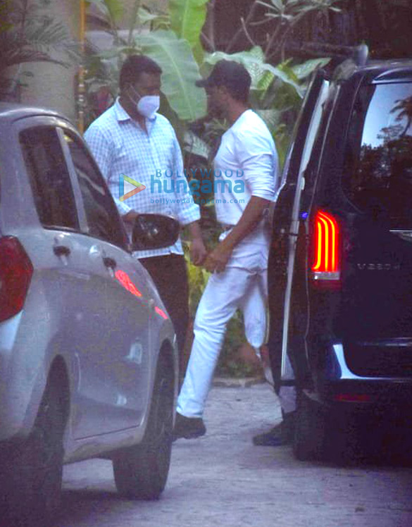 photos hrithik roshan snapped in juhu 2 2