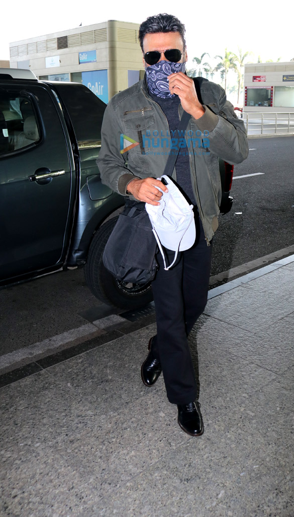 photos jackie shroff shibani dandekar and arjun bijlani snapped at the airport 1