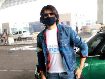 Photos: Janhvi Kapoor, Khushi Kapoor, Kartik Aaryan, Arshad Warsi and others snapped at the airport