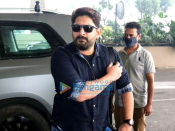 Photos: Janhvi Kapoor, Khushi Kapoor, Kartik Aaryan, Arshad Warsi and others snapped at the airport