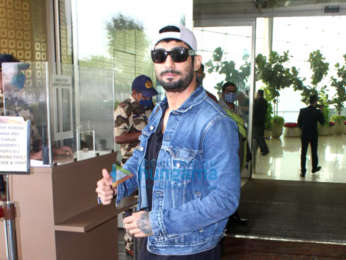 Photos: Janhvi Kapoor, Khushi Kapoor, Kartik Aaryan, Arshad Warsi and others snapped at the airport