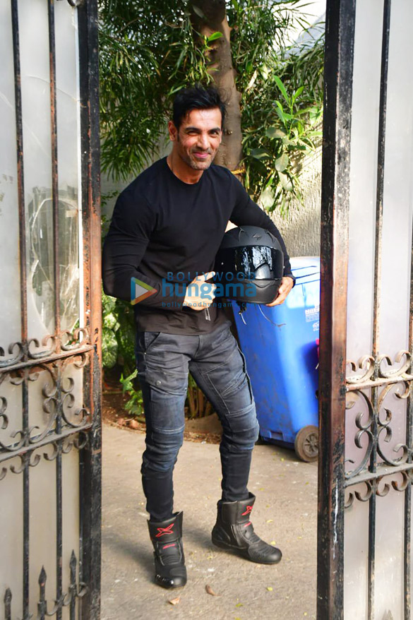 photos john abraham spotted in bandra 3 3
