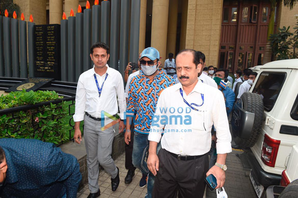 photos kapil sharma snapped outside the cp office 1
