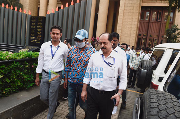 photos kapil sharma snapped outside the cp office 2