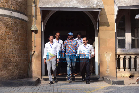 photos kapil sharma snapped outside the cp office 4