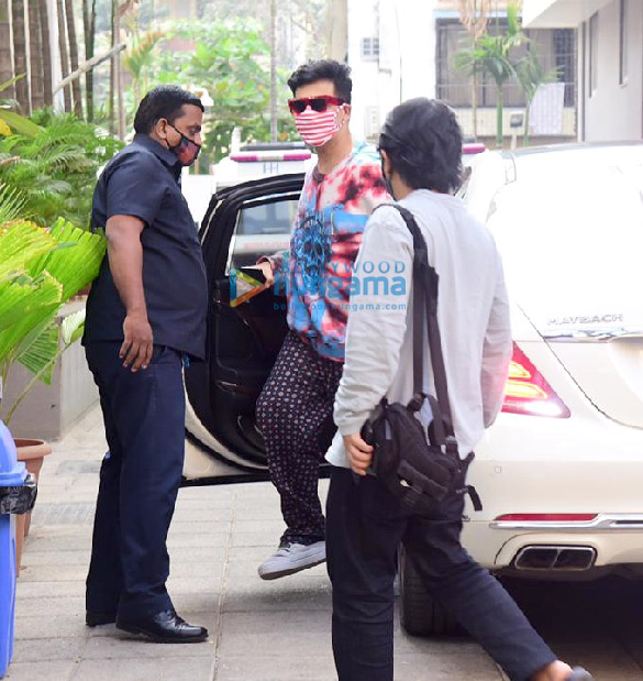 photos karan johar snapped at hinduja hospital in khar 4