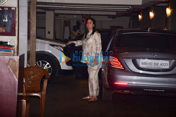photos kareena kapoor khan and babita kapoor snapped in bandra 2