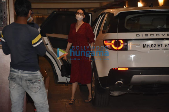 photos kareena kapoor khan and karisma kapoor spotted in bandra 1