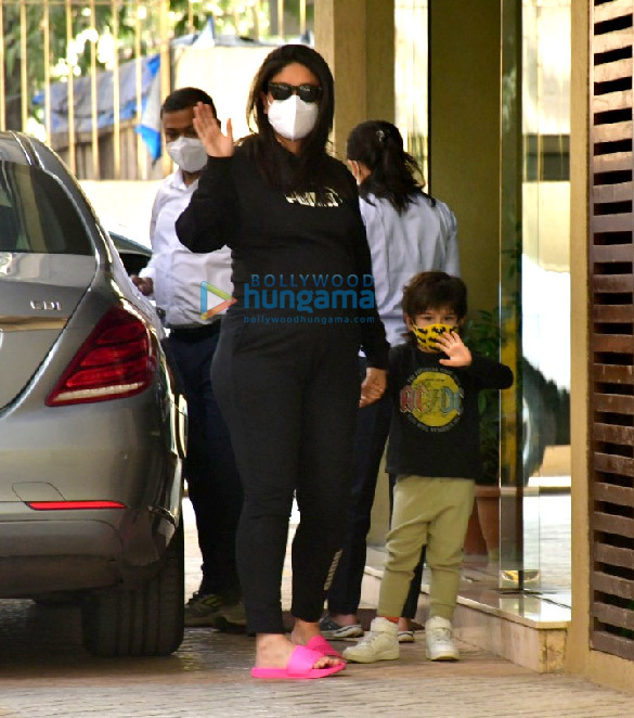 photos kareena kapoor khan spotted at karisma kapoors house with taimur ali khan 1