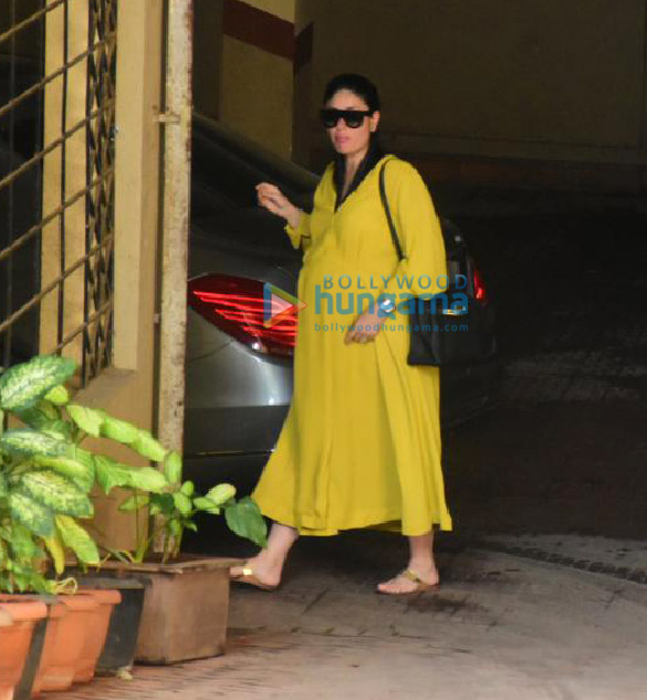 photos kareena kapoor khan spotted in bandra 1 19