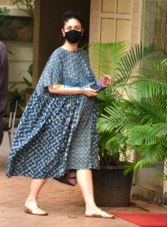 photos kareena kapoor khan spotted in bandra 3 12