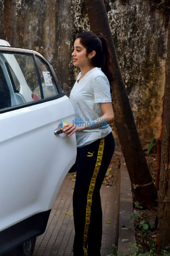 photos kartik aaryan and janhvi kapoor spotted at pilates 5