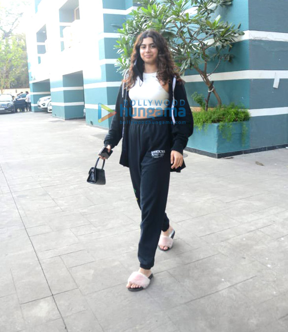 photos khushi kapoor snapped at sanjay kapoors house in juhu 2