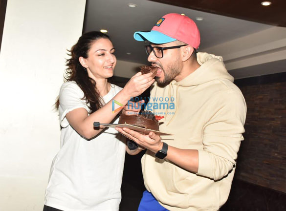 photos kunal khemmu soha ali khan snapped celebrating their wedding anniversary 2