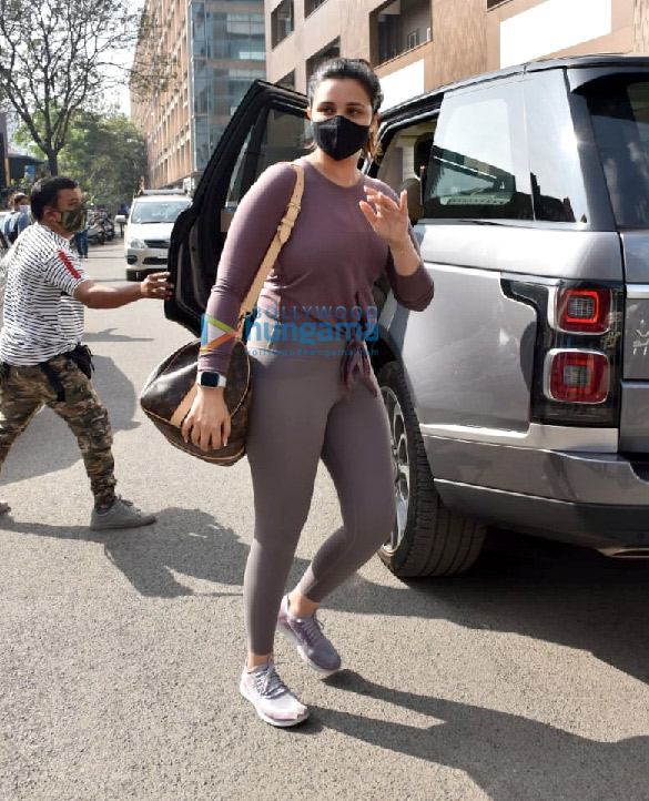 photos parineeti chopra snapped in andheri 2 3