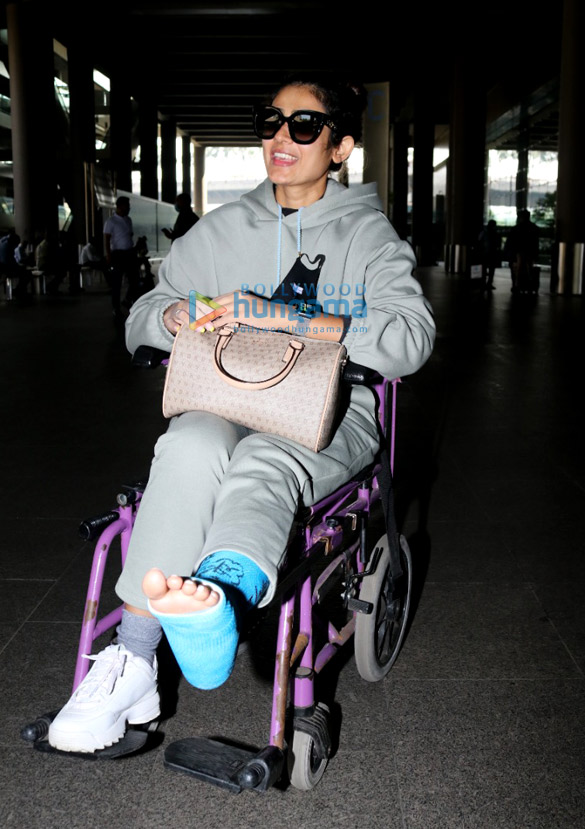 photos pooja hegde ekta kapoor aakanksha singh and others snapped at the airport 1