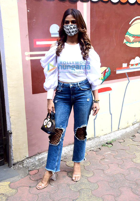 photos pranutan bahl snapped in bandra 4