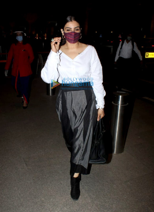 photos raveena tandon snapped at the airport 3