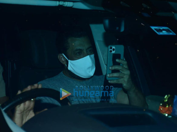photos salman khan and pragya jaiswal snapped in bandra 2