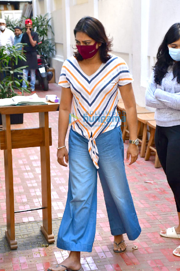 photos sanjay dutt and priya dutt snapped at izumi in bandra 4