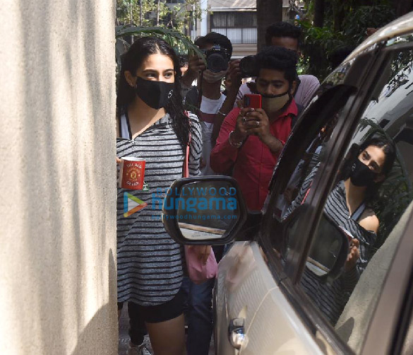 photos sara ali khan snapped at santacruz 3