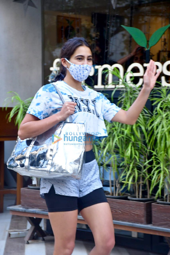 photos sara ali khan spotted at the farmers cafe 13