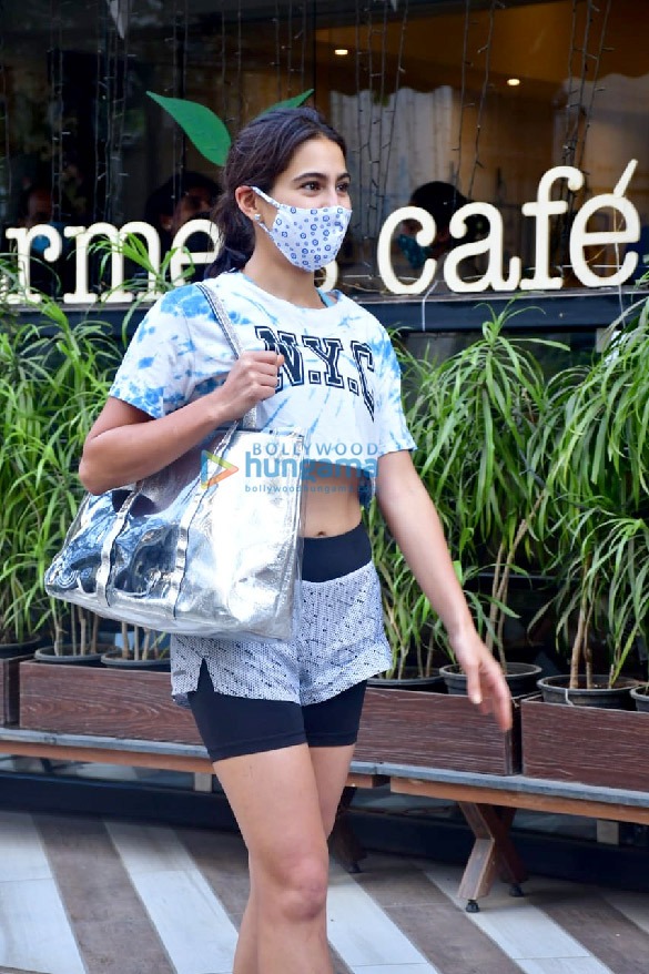 photos sara ali khan spotted at the farmers cafe 14