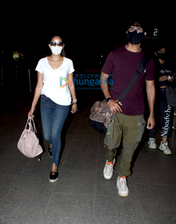 photos shahid kapoor mira kapoor and pooja hegde snapped at the airport 3